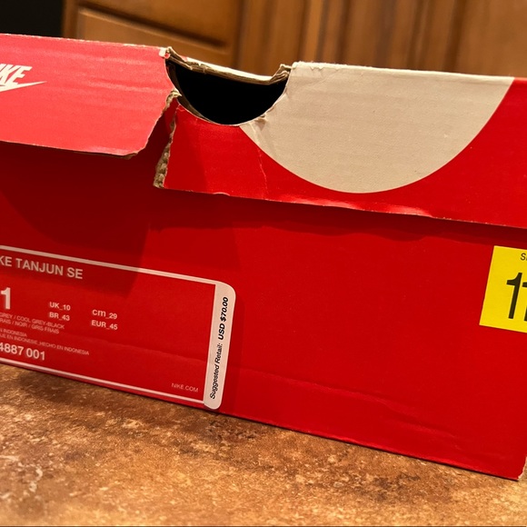 Nike Men’s Breathable and Comfortable Lightweight Cushioning Sneakers - Picture 5 of 6